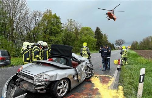 Von der plötzlichen Glätte überrascht: Auf der B304 verunglückte ein 85-jähriger Porschefahrer.Fotos Barth