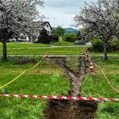 Kleinbus rollt ohne Fahrer von Tankstelle