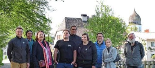 (von links nach rechts): zweite Bürgermeister Kurt Lehner, Stephan Baumann vom Gemeinderat, Tante von Emanuel von Oy Annette „Netti“, der neue Veranstalter Emanuel von Oy - Inhaber von ECHT EVOY UG in Griesstätt, Inselzimmerer Franz Huber, von Oys Lebensgefährtin Julia Pfister, der erste Bürgermeister Armin Krämmer, die Tourismusbeauftragte Julia Krämmer, von Oys Vater Wolfram.Foto Seitz