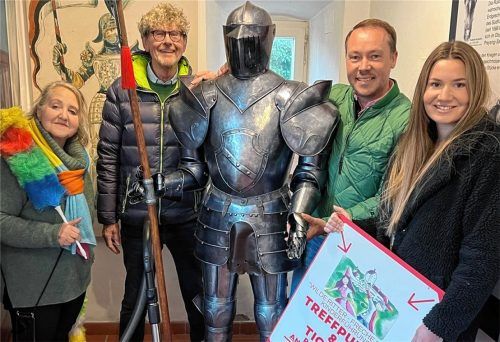 Vorfreude auf den Saisonstart: (von links) Nicola Wild und Erhard Weiser sind die guten Geister des Burgladerls. Seit einigen Tagen schon bereiten sie Prientalmuseum und Café auf die Ankunft der ersten Besucher am 1. Mai vor. Tourist-Info-Chef Herbert Reiter und Corinna Sperger freuen sich vor allem auf die wilden Ritter und frechen Feen, die zu Mitmach-Führungen auf Schloss Hohenaschau erwartet werden. Foto Gerlach