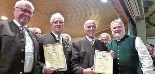 Vorsitzender Bernhard Kreuz (links) und Markus Seemann, Vorsitzender des Bayerischen Sängerbundes (rechts), ehrten Augustin Kraxenberger (Zweiter von links), seit 30 Jahren im ersten Tenor, und Werner van der Linden, seit 20 Jahren im zweiten Tenor, für ihr Engagement. Foto re