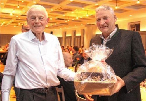 Vorsitzender der WBV Rosenheim Alois Kalteis (links) bedankte sich bei Hans Soyer für dessen Vortrag.Foto Hötzelsperger