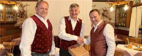 Vorsitzender Franz Scheck (rechts) und Zweiter Vorsitzender Wolfgang Rucker (links) danken Jubilar Hans Aicher für dessen Treue. Foto re
