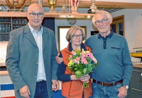 Vorsitzender Hans Reile (links) mit dem frischgebackenen Ehrenmitglied Gerhard Wachter und dessen Frau Irmi Wachter. Foto Niessen