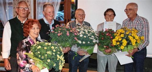 Vorsitzender Hubert Kurz ehrt Vereinsmitglieder für ihre 50-jährige Treue: Helga Seidl, Josef Kurz, Hansjörg Kurz, Gudrun Hintermayer und Gerhard SchenkFoto re