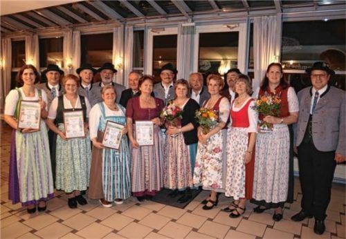 Vorsitzender Thomas Schmid (rechts) ehrte: (von links) Kathrin Schmid, Stefan Larisch, Marille Niggl, Rupert Herzog, Josef Schmid, Hildegard Lechner, Christian Eisner, Maria Stadler, Martin Vogl, Silvia Keml, Hans Krimplstötter, Andrea Killer-Stadler, Hubert Pfatrisch, Renate Wagner und Maria Harant.Foto re