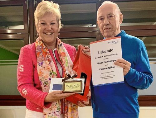 Vorstandssprecherin Sabine Balletshofer-Wimmer überreicht Albert Hamberger den Ehrentitel. Foto Sportverein Kolbermoor