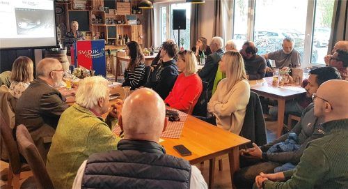 Vorstandssprecherin Sabine Balletshofer-Wimmer (am Rednerpult) berichtete den Mitgliedern im gut gefüllten Saal von den Aktivitäten des SV-DJK Kolbermoor im vergangenen Jahr.Foto Leonhard Sedlbauer