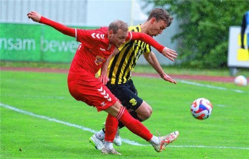 Waldkraiburgs Lukas Perzlmaier wird beim Schussversuch noch abgeblockt.Foto mb.presse
