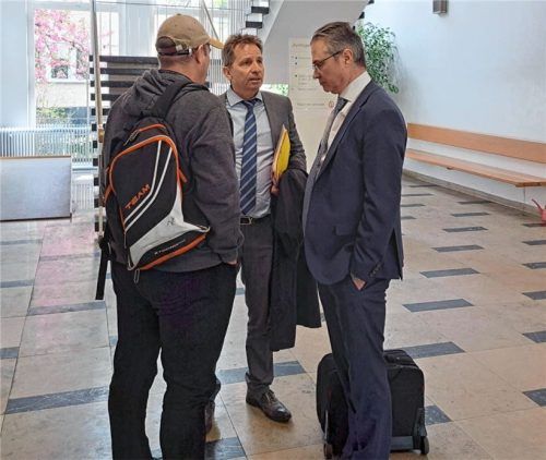 War der Bauer überhaupt schuldfähig? Der Angeklagte (von links) mit seinen Verteidigern Harald Baumgärtl und Dr. Markus Frank im Gespräch am Amtsgericht. Foto Michael Weiser