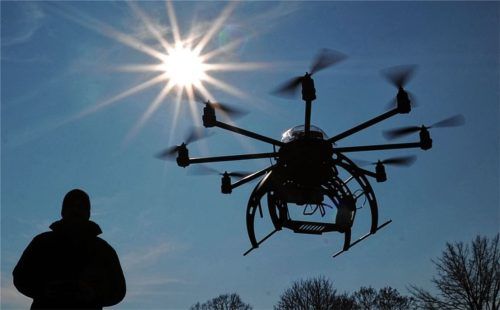 War der Drohnenflug in Flintsbach illegal? Ein Anwohner beschwerte sich schon bei der Ankündigung bei der Gemeinde. Die Drohne flog dennoch. (Symbolbild) Foto Dpa