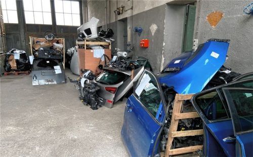 Was gehört zu welchem Auto? Mehrere Stunden dauerte das Entladen und Zuordnen der Einzelteile der Fahrzeuge.Foto Polizei