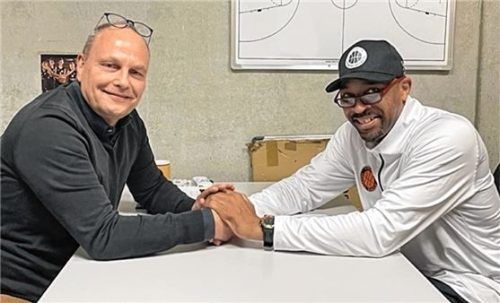 Weiterhin gemeinsam für die Chiemgau Baskets: Abteilungsleiter Franz Buchenrieder und Trainer Aaron Mitchell (rechts).Foto Chiemgau Baskets