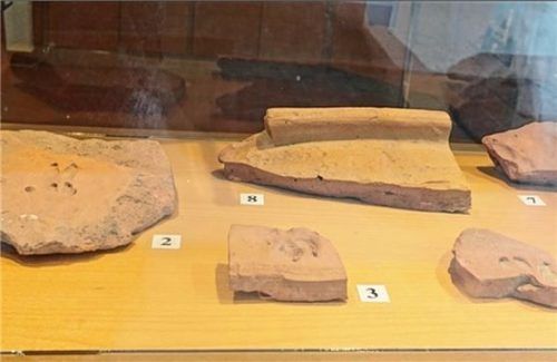 Welche Spuren sind auf den römischen Ziegelscherben zu erkennen?Foto Wunsam