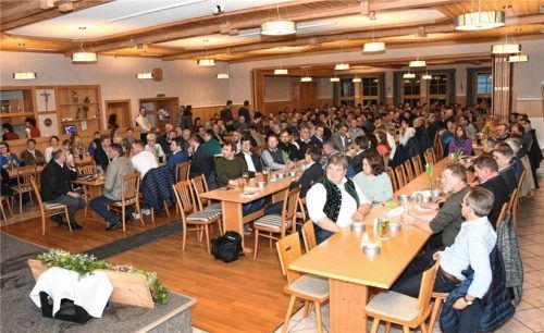 Wenn der Maschinenring ruft, ist der Saal des Kreuzerwirts voll, auch wenn sich dieses Jahr die meisten Politiker entschuldigt hatten. Geschäftsführer Peter Falter machte den Zuhörern das Portal des Maschinenrings schmackhaft. Foto fund