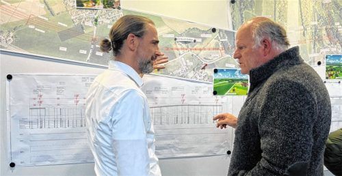 Werner Murnauer (rechts) war im Gespräch mit Bahn-Planer Matthias Neumaier sichtlich aufgebracht. Foto Huber