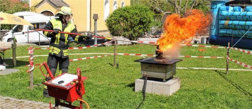 Wie folgenreich ein unsachgemäßer Löschversuch bei einem Fettbrand sein kann, demonstrierten die Fischbacher Feuerwehrleute mit einer beeindruckenden Feuerlöschübung. Foto Steffenhagen