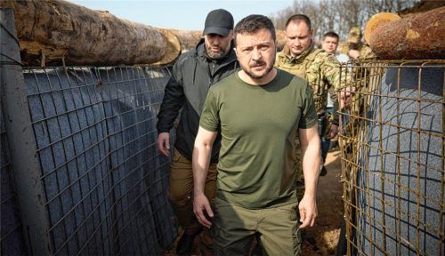 Wolodymyr Selenskyj, Präsident der Ukraine, inspiziert Befestigungslinien in der Region von Charkiw. Selenskyj hatte zuletzt gewarnt, dass sein Land den Krieg verlieren könne, wenn weitere internationale Militärhilfe – vor allem die der USA – ausbliebe. Foto ap/dpa