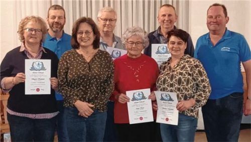 Wurden für ihre Treue zum Verein geehrt: (von links) Sigrid Hochreiter (25 Jahre), stellvertretender Vorsitzender Josef Mitterreiter, Bürgermeisterin Petra Jackl, Dieter Hofmann (40 Jahre), Anna Soyer (50 Jahre), Franz Wastlhuber (40 Jahre), Christine Mittermeier (25 Jahre) und RV-Vorsitzender Christian Zieglgänsberger. Foto RV Guttenburg