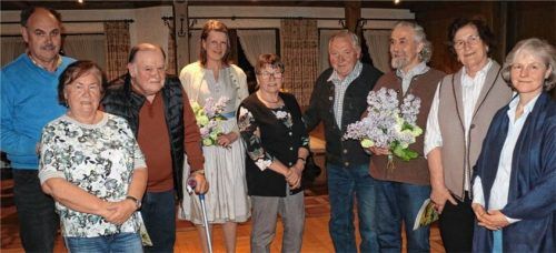 Zahlreiche Vereinsmitglieder würdigte die Vorsitzende Martina Mentzel (Vierte von links) für ihre langjährige Vereinstreue: (von links) Thomas Fischer (40 Jahre), Ludwig Obholzer (25), Vorsitzende Martina Mentzel, Annemarie Lankes (40), Franz Voggenauer (40), Hans Huber (60), Josefa Stein (40) und Christine Bachmann (25).Foto Rehberg