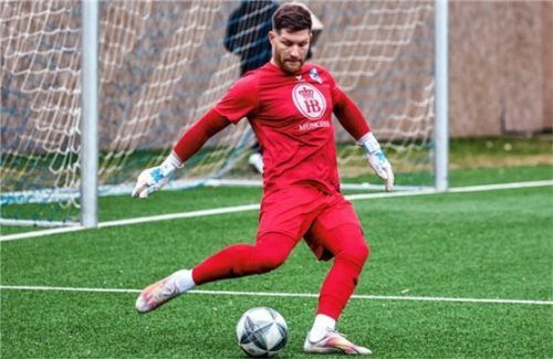 Zu null, und damit wieder im Titelrennen: Der TSV Bad Endorf und Torwart Tobias Pappenberger.Foto Christian Mühlhofer