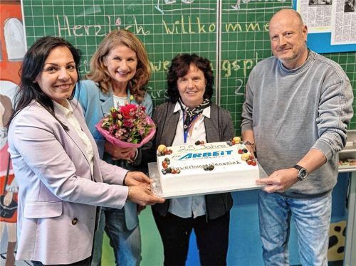 Zum 25. Mal findet das Bewerbungsplanspiel in Rosenheim statt (von links): Dilek Mermer-Kollmuß, fachliche Leitung von „Pro Arbeit“, mit der Geschäftsführung Claudia Georgii, Gabi Futscher, Jugendsozialarbeiterin, und Kai Hunklinger, Schulleiter der Grund- und Mittelschule Fürstätt. Foto Dilek Mermer-Kollmuß