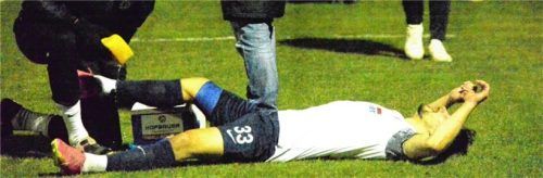 „Zum Glück nur ein Faserriss.“ Robin Ungerath konnte in Rosenheim nicht weiterspielen und wurde sofort am Spielfeldrand behandelt.Fotos Franz Ruprecht