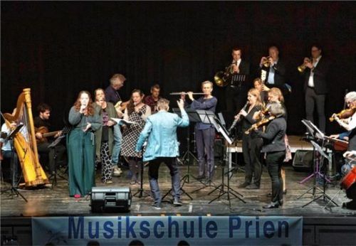 Zum krönenden Abschluss spielten alle Lehrkräfte gemeinsam das Stück „Rolling in the deep“ von Adele.Fotos  Berger