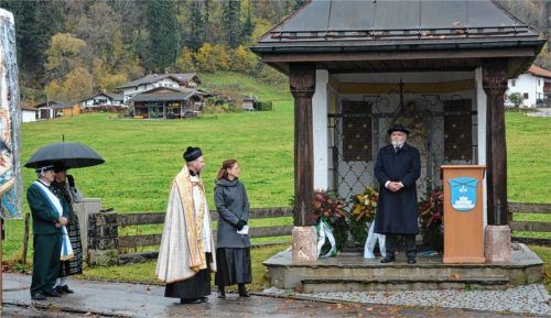 Zur Aufgabe der Veteranen zählt alljährlich die Teilnahme am Volkstrauertag mit Fahnenabordnung und Kranzniederlegung. Hier mahnte Vorsitzender Bernd Koller zum Frieden am Kriegerdenkmal, das von der KSK gepflegt wird. Foto Archiv Eder