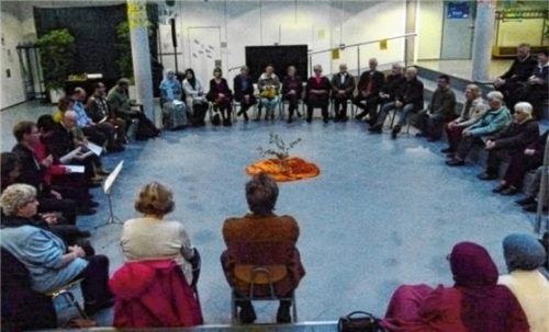 Zur gemeinsamen Andacht hatten sich über 40 Bürger eingefunden. Das nächste interreligiöse Friedensgebet in Bruckmühl findet am Sonntag, 7. Juli, statt. Foto Ahrens