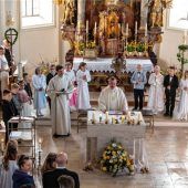 20 Mädchen und Bubenempfangen erste Eucharistie