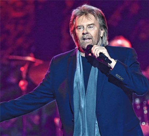 78 und noch immer fit und gefragt: Howard Carpendale tritt beim Raiffeisen Kultursommer im Schlosspark Tüßling auf. Foto picture alliance/dpa/Britta Pedersen