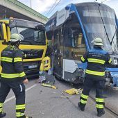 Lastwagen rammt Trambahn