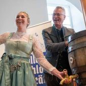 Bayerns Bierkönigin lernt das Anzapfen