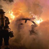 Schicke Limousine brennt komplett aus