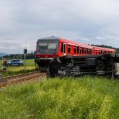 Auto überschlägt sich an Bahnübergang