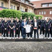 Frecher Marketing-Gag von Thomas Müller beim Besuch des Bundespräsidenten