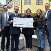Spendenscheck aus Benefizkonzertan Raphael-Schule übergeben