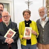 Autorenteam überreicht Buch über Toni Müller