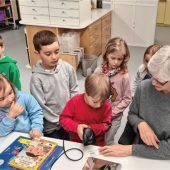 Vorschulkinder besuchen Bücherei