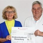 Spende über 7000 Euro für den Kinderschutz
