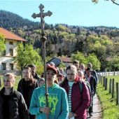 Erstkommunionkinder und Firmlinge beim Bittgang