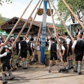 Premiere vor dem Trogerhaus