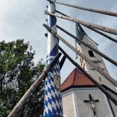 Wahrzeichen in Nachbarschaft zur Kirche