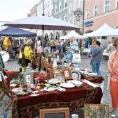 Erfolgreicher Zuschauermagnet – Dichtes Gedränge bei Prachtwetter auf dem Rosenheimer Antik- und Trödelmarkt