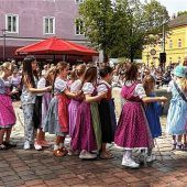 Kinder der Adolf-Rasp-Schule führen Tanz auf