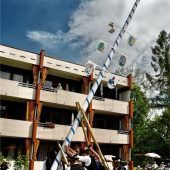 BRK-Seniorenheim jetzt mit neuem Maibaum