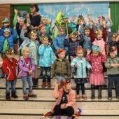 Kinder feiern Frühlingsfest