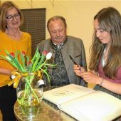 Antonia Niedermaier und Ramona Dandl tragen sich ins Goldene Buch ein