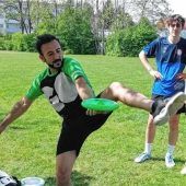 Frisbee spielen für Spaß und Koordination